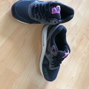 Air Max sneakers - like new condition - size 5.5